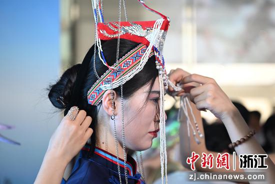 图为：畲族风情T台秀模特以各类精美饰品装扮。中新社记者 王刚 摄