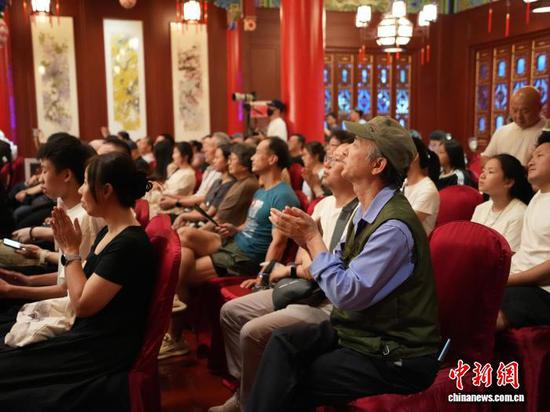 图为观众24日晚在方舟戏台观看云贵川渝京剧“西南联盟”贵阳专场演出。记者 周燕玲 摄