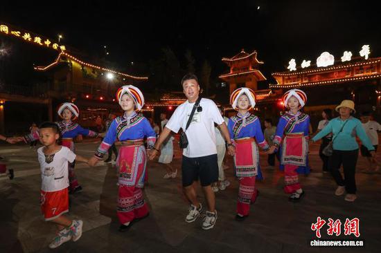 7月21日，“同心行·海外华文媒体走进黔西南”采风活动走进贵州晴隆县阿妹戚托小镇，体验被誉为“东方踢踏舞”的阿妹戚托舞蹈。　中新网记者 瞿宏伦 摄