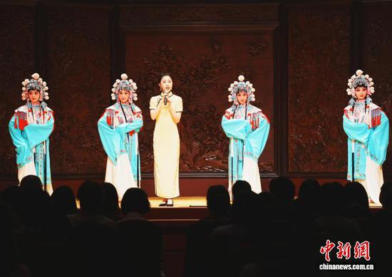 图为云贵川渝京剧“西南联盟”贵阳专场24日晚在贵阳方舟戏台启幕。记者 周燕玲 摄