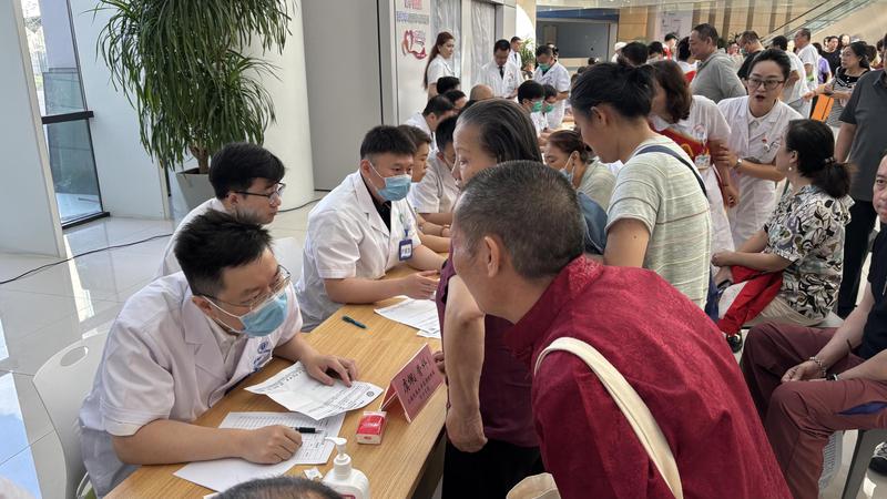 7月25日，义诊现场，上海援疆医疗骨干们正在接诊患者。