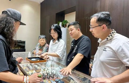 游客在挑选玉镯。努尔古再丽 摄