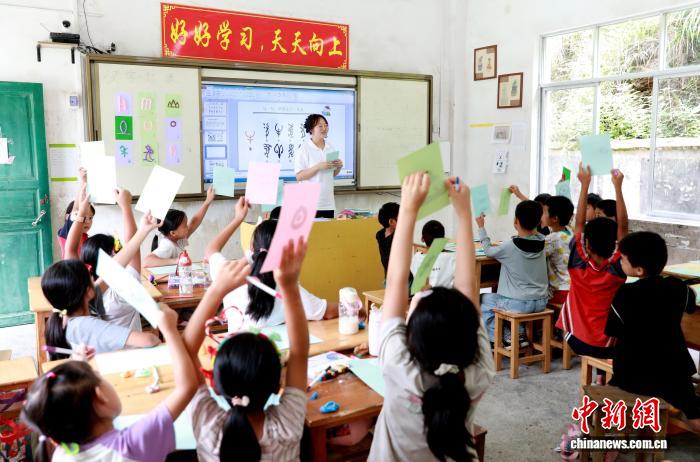 广西三江：志愿者支教润童心