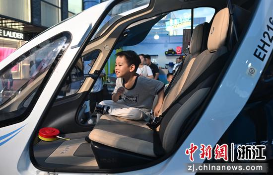 图为：小朋友在载人航空器上参观。中新社记者 王刚 摄