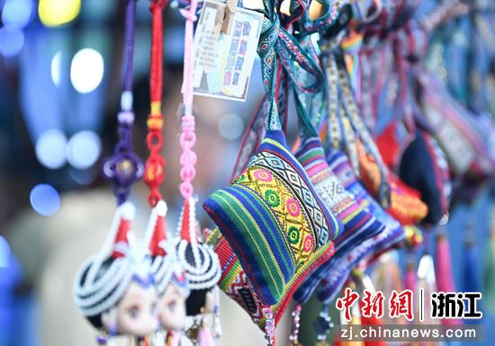 图为：精美的畲族文创品集中亮相。中新社记者 王刚 摄