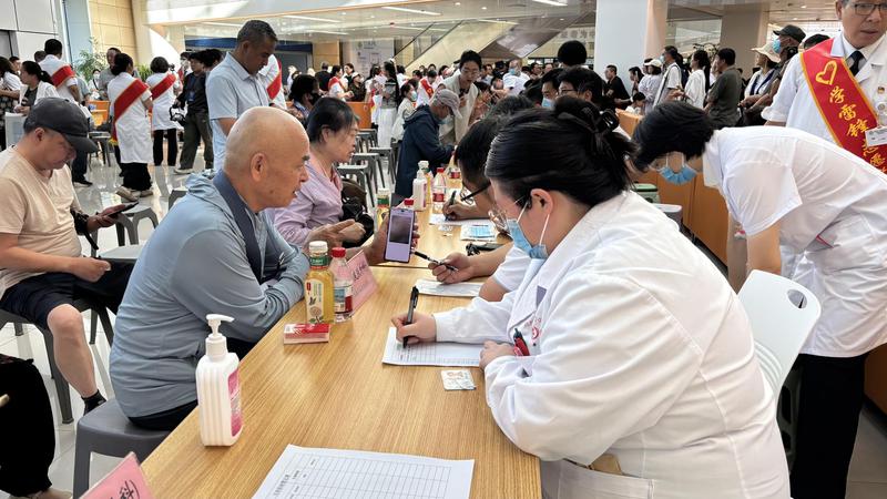 7月25日，义诊现场，上海援疆医疗骨干们正在接诊患者。