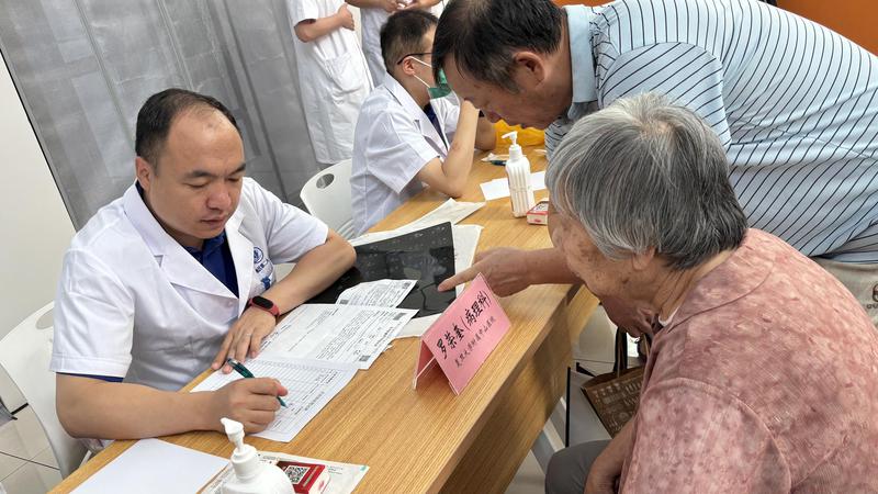 7月25日，义诊现场，上海援疆医疗骨干们正在接诊患者。