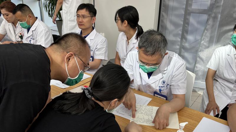 7月25日，义诊现场，上海援疆医疗骨干们正在接诊患者。