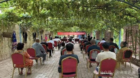 7月24日，吐鲁番市高昌区新城片区克孜勒吐尔社区葡萄藤下开展葡萄产销签约仪式。关之悦 摄