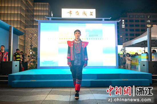 图为：模特走秀展示文成畲乡服饰。中新社记者 王刚 摄