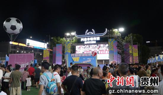 图为赛场外丰收市集。