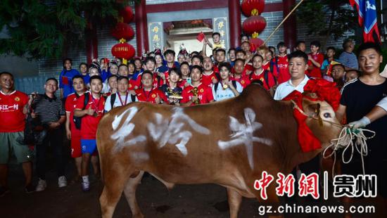 图为2026年贵州“村超”总决赛冠军队伍合影留念。受访者供图