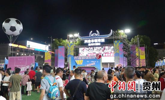 图为各式各样的特色农产品摆满展位，往来人流络绎不绝。