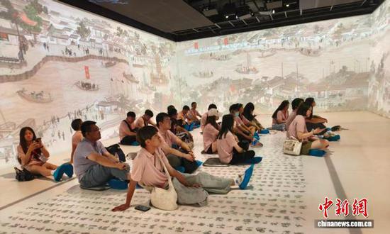 两岸青年在津港印象体验馆感受津派文化。（天津市台联 供图）