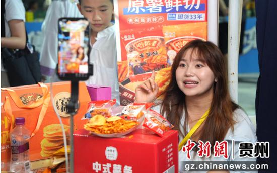 图为丰收市集展商直播售卖产品。