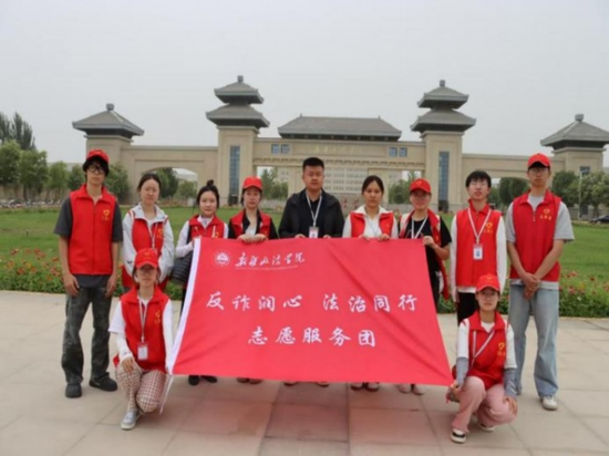志愿服务团成员与指导老师合影。刘浩博 供图