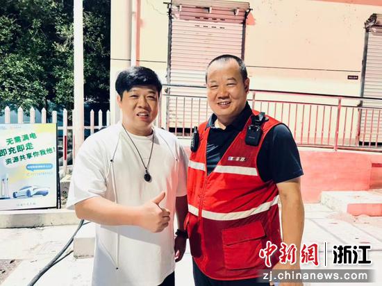 车主为工作人员点赞。浙江商业集团 供图 车主为工作人员点赞。浙江商业集团 供图