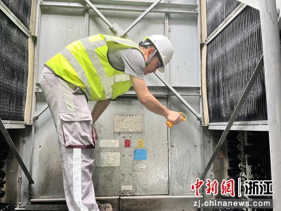 检修员进行冷却塔风机皮带状况检查。台州S1线&nbsp;供图