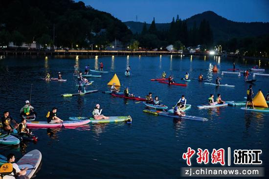 近日,桨板爱好者们在慈湖上游玩。 慈城镇供图 近日,桨板爱好者们在慈湖上游玩。 慈城镇供图