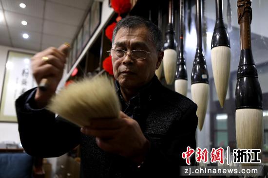 浙江南浔，吕卫国制作毛笔。南浔区委宣传部供图
