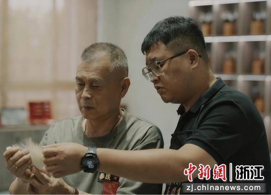 浙江南浔，吕卫国制作毛笔。南浔区委宣传部供图