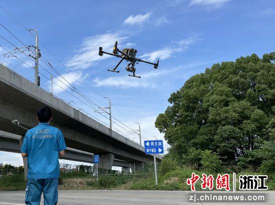 海宁运营公司巡检人员操控无人机进行巡检作业。海宁运营公司 供图 海宁运营公司巡检人员操控无人机进行巡检作业。海宁运营公司 供图