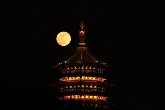2026年1月3日,“超级月亮”在浙江杭州西湖上空升起,与雷峰塔交相辉映。中新社记者 孙杨洋 摄 2026年1月3日,“超级月亮”在浙江杭州西湖上空升起,与雷峰塔交相辉映。中新社记者 孙杨洋 摄