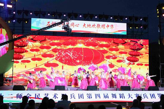 二二一团代表队表演扇子舞《盛世欢歌》。胡杨网记者 李雨浪 摄