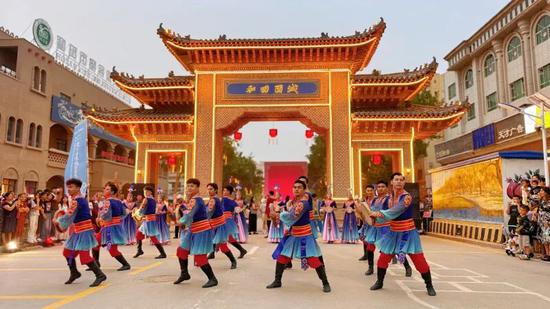 《一眼团城》特别版演出在和田团城景区精彩首演。努尔古再丽 摄