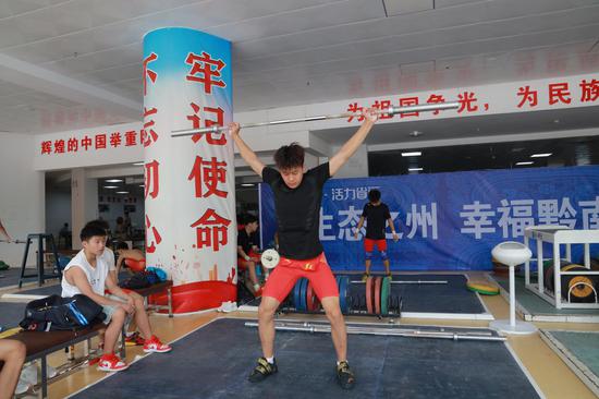 运动员在热身训练