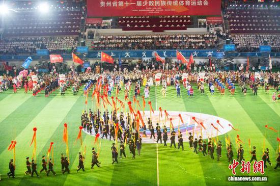 7月27日，以“同心筑梦共奋进 携手黔行展风采”为主题的贵州省第十一届少数民族传统体育运动会在黔东南苗族侗族自治州凯里市隆重开幕。本届运动会设竞赛类项目11个、表演项目3类；9个市（州）和7所省属高校共16个代表团、2400余人参赛。图为开幕式现场。唐哲 摄