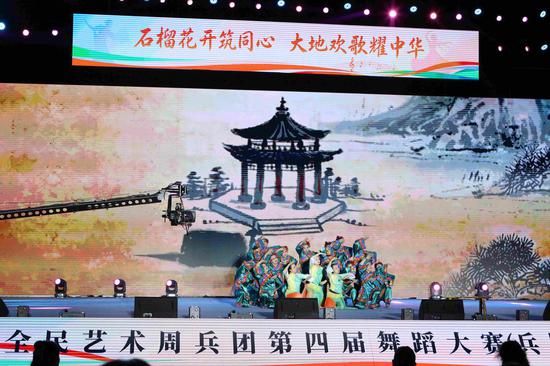 西山农牧场代表队带来的汉族民间舞《烽影新韵》。胡杨网记者 李雨浪 摄