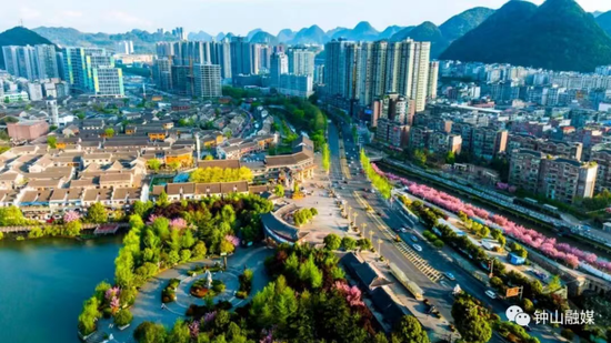 六盘水市钟山区城市街景。