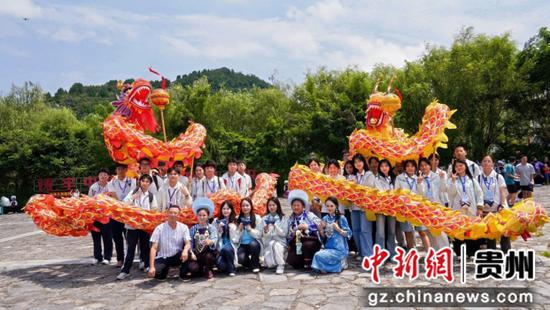 学员探访六百年必克布依古寨。