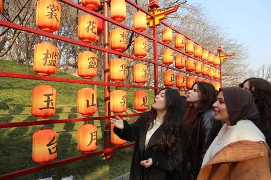 2026年1月22日,“芙蓉诗灯耀长安”外籍友人走读西安活动在西安大唐芙蓉园举行。图为外籍友人在大唐芙蓉园“唐诗灯组”旁朗读唐诗。 中新社记者 李一璠 摄 2026年1月22日,“芙蓉诗灯耀长安”外籍友人走读西安活动在西安大唐芙蓉园举行。图为外籍友人在大唐芙蓉园“唐诗灯组”旁朗读唐诗。 中新社记者 李一璠 摄