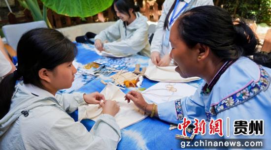 布依独臂绣娘梁忠美在中职实训基地传手艺