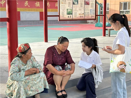 团队成员与当地居民调研访谈e