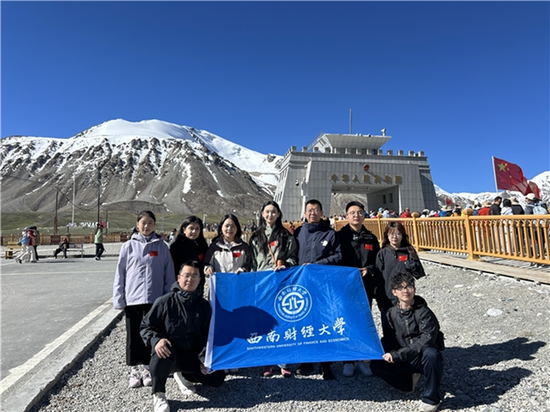 实践团队成员在红其拉甫国门前合影。