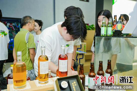 近日,实践团成员走进德清。(主办方供图) 近日,实践团成员走进德清。(主办方供图)