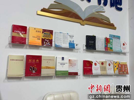 图为社区小店一隅。