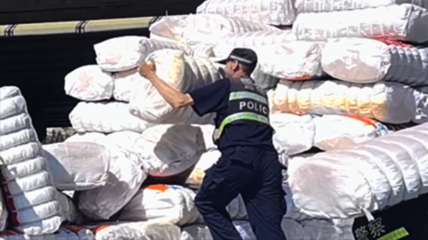 新疆乌恰：货车高速散落货物，民辅警高温下奋战6小时救援