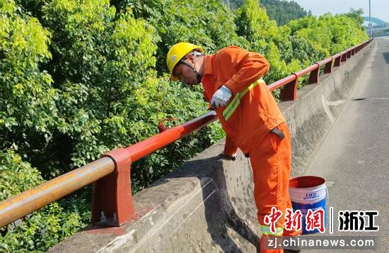 养护人员在诸永高速修复钢扶手。苏洁洁 摄 养护人员在诸永高速修复钢扶手。苏洁洁 摄