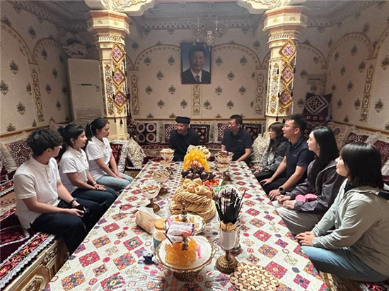 团队成员与“人民卫士”国家荣誉称号获得者巴依卡·凯力迪别克交流。