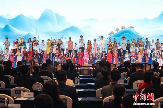 图为歌舞展演《和世界握手》。中新社记者 瞿宏伦 摄 图为歌舞展演《和世界握手》。中新社记者 瞿宏伦 摄