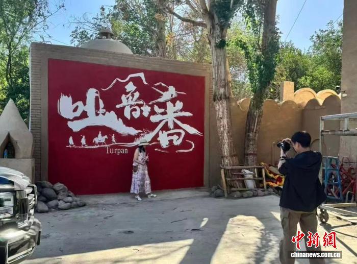 外出求学后返乡 新疆“90后”墙绘师用画笔“焕新”故乡