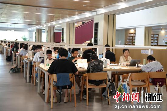 日前,仙居县图书馆阅览区座无虚席。仙居县委宣传部 供图 日前,仙居县图书馆阅览区座无虚席。仙居县委宣传部 供图