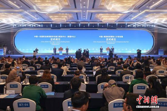 图为中国—东盟职业教育数字化能力建设中心(泰国中心)和中国·贵阳贵安国际人才创业园揭牌仪式。中新社记者 瞿宏伦 摄 图为中国—东盟职业教育数字化能力建设中心(泰国中心)和中国·贵阳贵安国际人才创业园揭牌仪式。中新社记者 瞿宏伦 摄