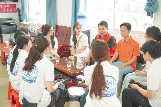 图为实践队与龙岩村干部座谈调研乡村教育发展现状。董奇 摄 图为实践队与龙岩村干部座谈调研乡村教育发展现状。董奇 摄