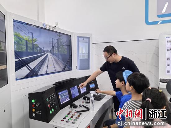 近日，青少年正在进行仿真车站实训参观。（主办方供图）