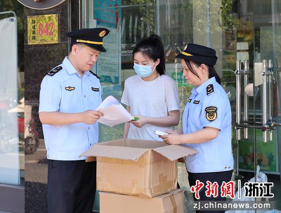 舟山市市场监管局定海分局执法人员在退市药店核查库存药品情况。 孙旭阳 摄 舟山市市场监管局定海分局执法人员在退市药店核查库存药品情况。 孙旭阳 摄